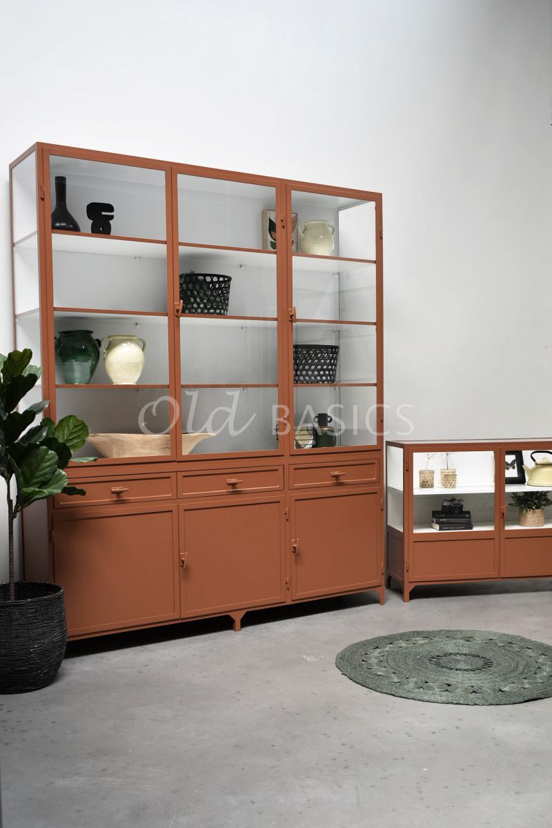 Detail van Apothekerskast Ferro, 3 deuren, RAL8004, rood, terra, bruin, oranje, materiaal staal